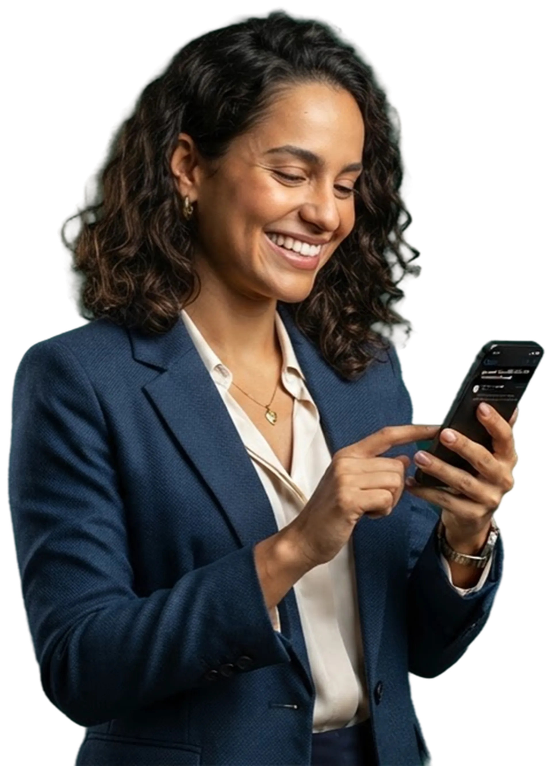 Advogada sorrindo enquanto confere o celular