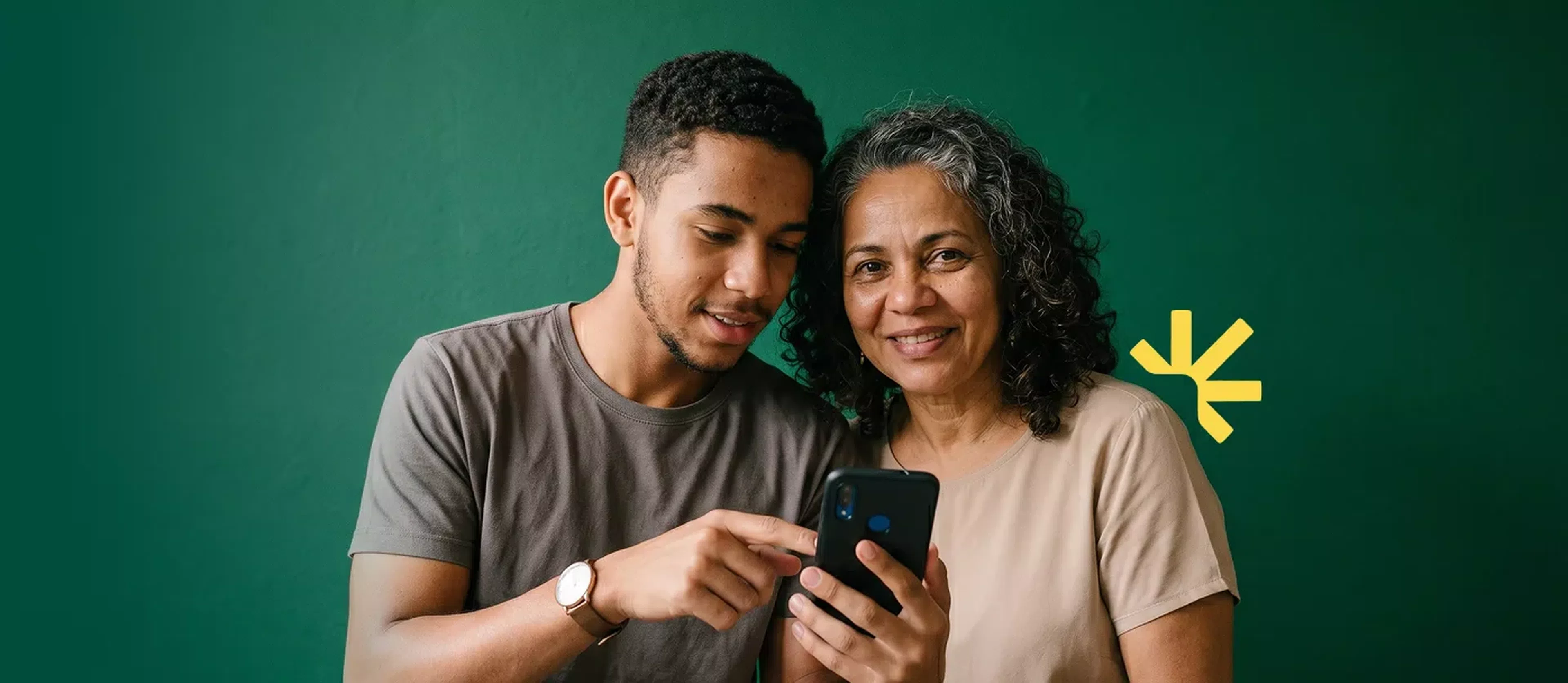 Pessoas consultando o Jusbrasil Confere pelo celular